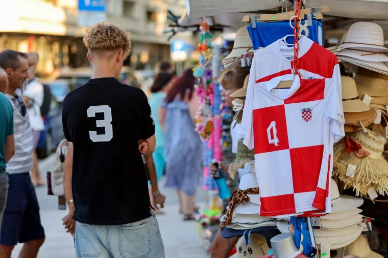 Ljepotice prošetale zadarskom rivom: Dvije žene u žutom plijenile poglede