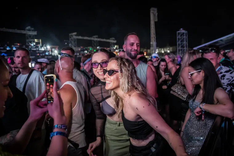 Ludnica na Ultri: Pogledajte kako se partijalo do ranih jutarnjih sati