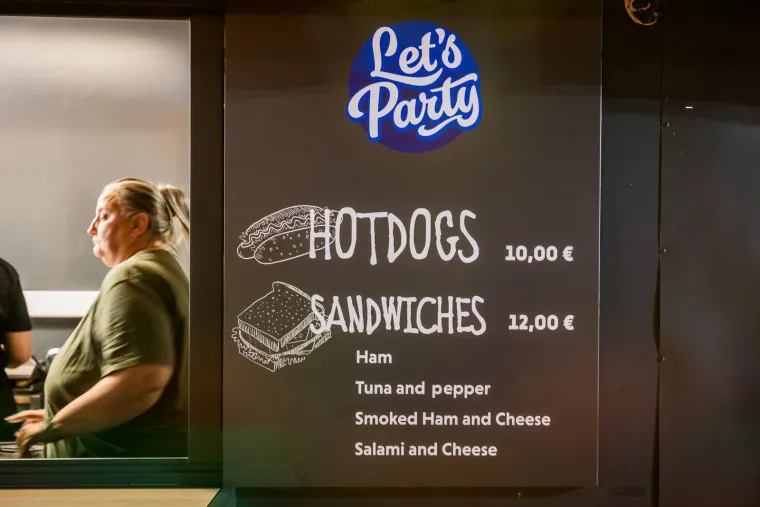 Vrtoglave cijene na Ultri: Ćevapi 14, burger s krumpirićima 21 euro, a evo koliko koštaju pivo i prezervativi