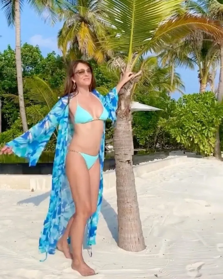 Elizabeth Hurley sa 60 godina u kupaćem kostimu mete i duplo mlađu konkurenciju