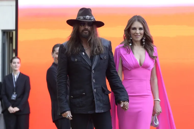 Elizabeth Hurley sa 60 godina u kupaćem kostimu mete i duplo mlađu konkurenciju