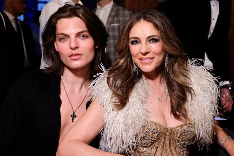 Elizabeth Hurley sa 60 godina u kupaćem kostimu mete i duplo mlađu konkurenciju
