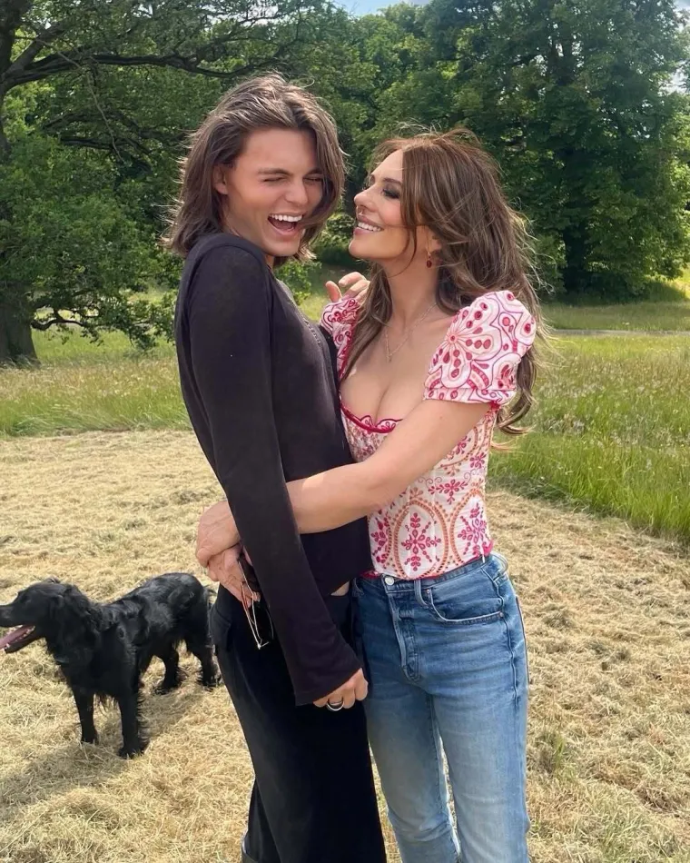 Elizabeth Hurley sa 60 godina u kupaćem kostimu mete i duplo mlađu konkurenciju