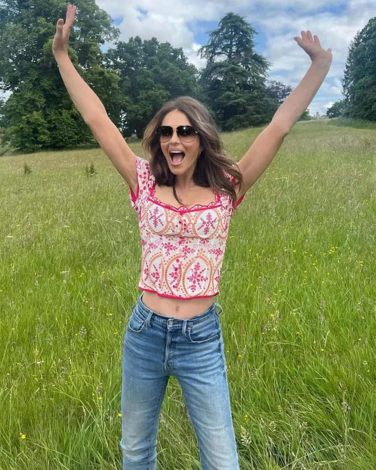 Elizabeth Hurley sa 60 godina u kupaćem kostimu mete i duplo mlađu konkurenciju