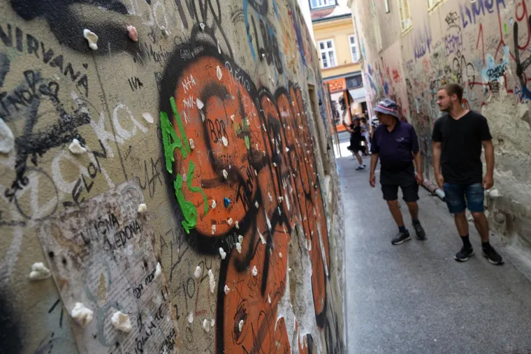 Što je ovo!? Zidovi kod popularnih stuba privlače poglede turista i prolaznika