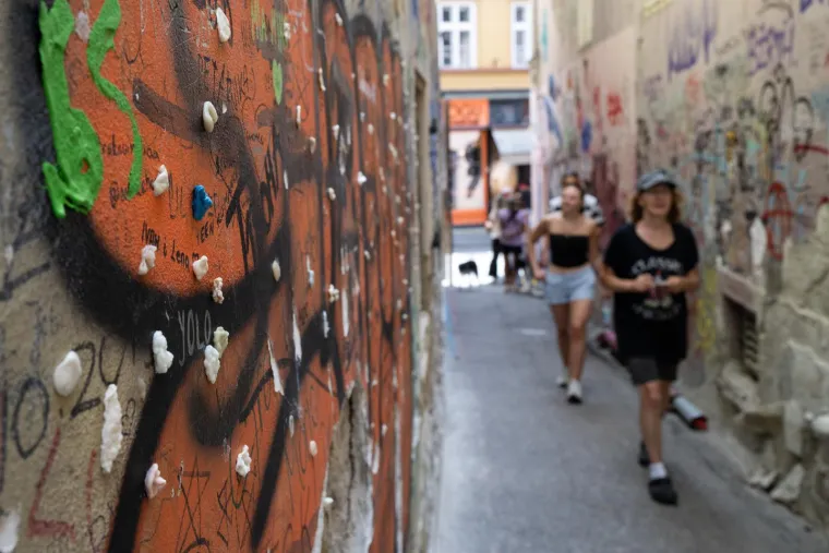 Što je ovo!? Zidovi kod popularnih stuba privlače poglede turista i prolaznika