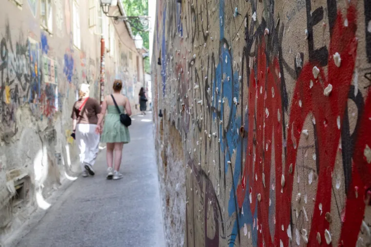 Što je ovo!? Zidovi kod popularnih stuba privlače poglede turista i prolaznika