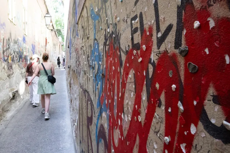 Što je ovo!? Zidovi kod popularnih stuba privlače poglede turista i prolaznika