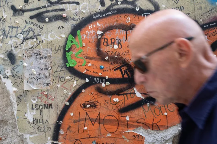 Što je ovo!? Zidovi kod popularnih stuba privlače poglede turista i prolaznika