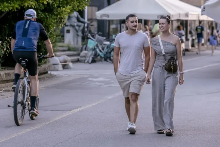 Vitke noge u prvom planu: Osječanka u ljetnoj cvjetnoj haljini mamila poglede na svakom koraku