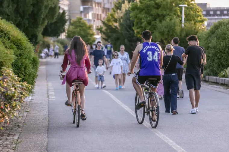 Vitke noge u prvom planu: Osječanka u ljetnoj cvjetnoj haljini mamila poglede na svakom koraku