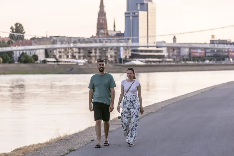 Vitke noge u prvom planu: Osječanka u ljetnoj cvjetnoj haljini mamila poglede na svakom koraku