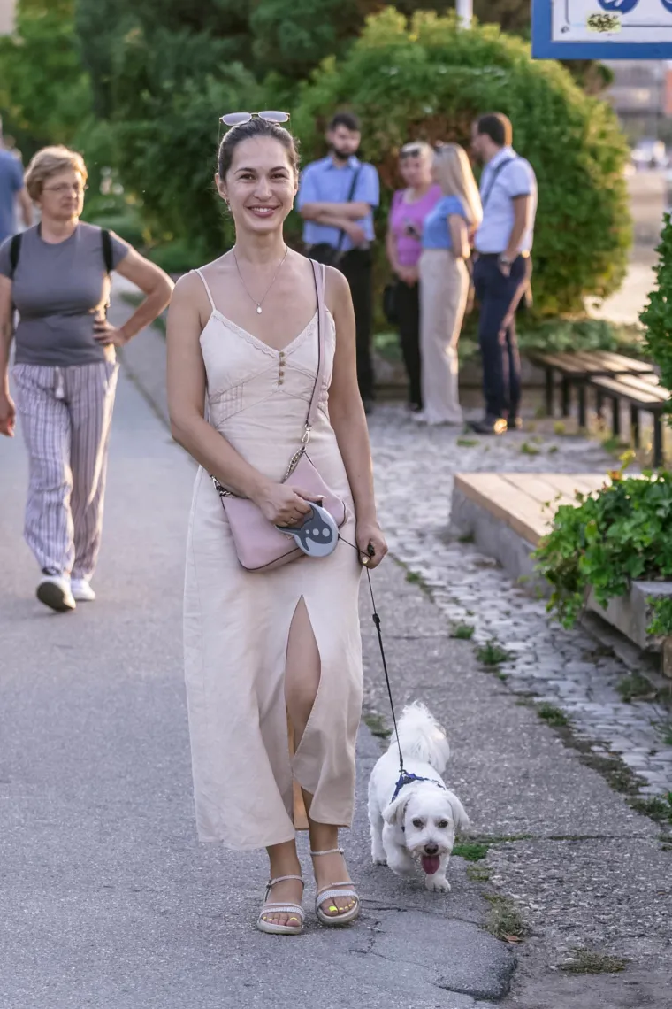 Vitke noge u prvom planu: Osječanka u ljetnoj cvjetnoj haljini mamila poglede na svakom koraku