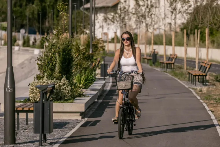 Vitke noge u prvom planu: Osječanka u ljetnoj cvjetnoj haljini mamila poglede na svakom koraku