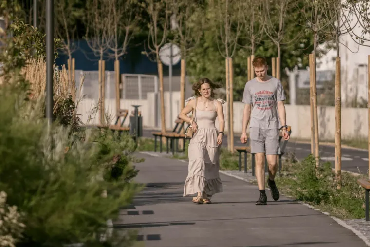 Vitke noge u prvom planu: Osječanka u ljetnoj cvjetnoj haljini mamila poglede na svakom koraku