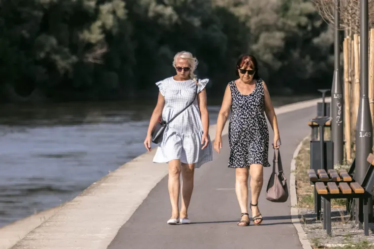 Vitke noge u prvom planu: Osječanka u ljetnoj cvjetnoj haljini mamila poglede na svakom koraku