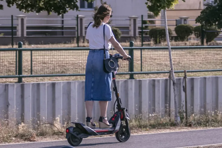 Vitke noge u prvom planu: Osječanka u ljetnoj cvjetnoj haljini mamila poglede na svakom koraku