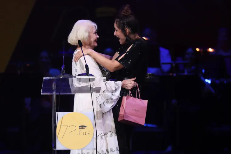 Zrinka Cvitešić blistala u crnom: Nagrada i svi pogledi bili su njezini