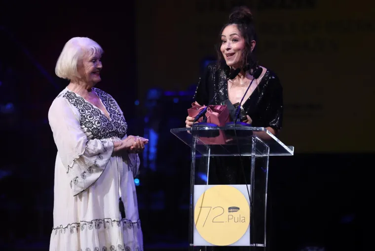 Zrinka Cvitešić blistala u crnom: Nagrada i svi pogledi bili su njezini