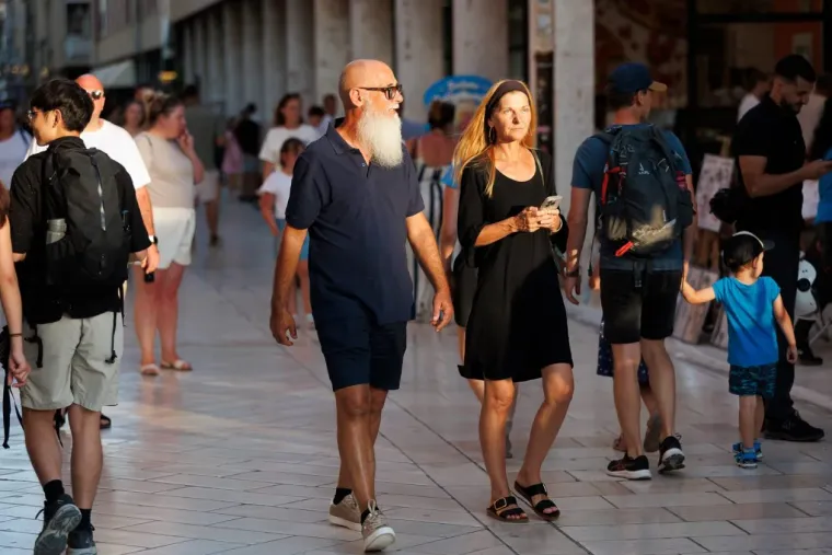 Svi su okretali glavu: Tajanstvena dama u rozoj haljini osvojila sve prolaznike u Zadru