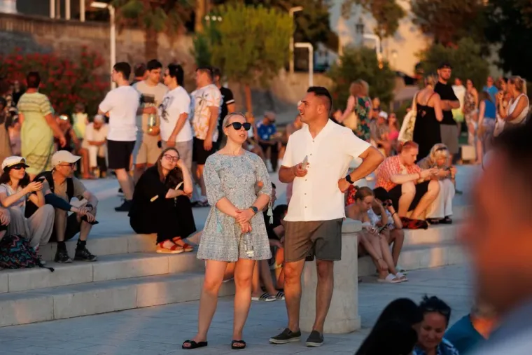 Svi su okretali glavu: Tajanstvena dama u rozoj haljini osvojila sve prolaznike u Zadru