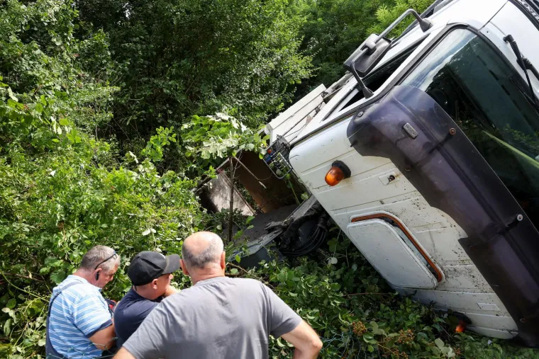 Pljas! Poljaci se odmarali kraj Jaske, u bazen im skoro uletio kamion