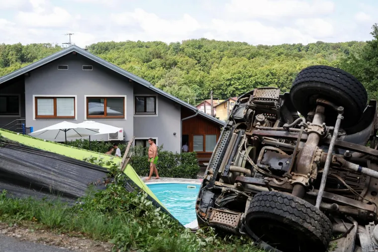 Pljas! Poljaci se odmarali kraj Jaske, u bazen im skoro uletio kamion