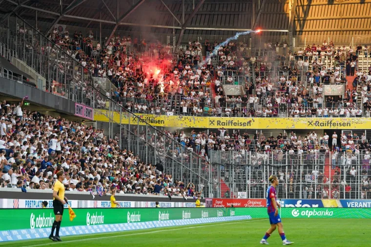 Je li ovo prijateljska utakmica? Igrači Hajduka u Linzu doživjeli skandiranje i baklje
