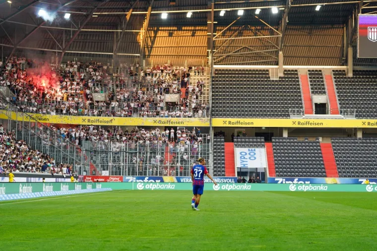 Je li ovo prijateljska utakmica? Igrači Hajduka u Linzu doživjeli skandiranje i baklje