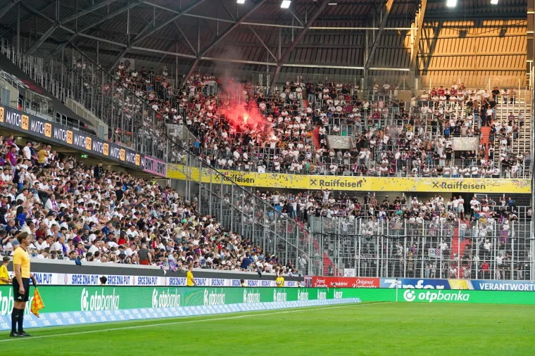 Je li ovo prijateljska utakmica? Igrači Hajduka u Linzu doživjeli skandiranje i baklje