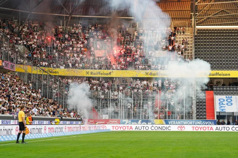 Je li ovo prijateljska utakmica? Igrači Hajduka u Linzu doživjeli skandiranje i baklje