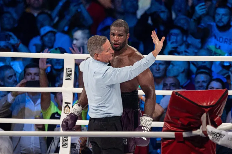 Puca vaga! Usyk nikad nije bio teži, pogledajte kako izgleda pored Engleza