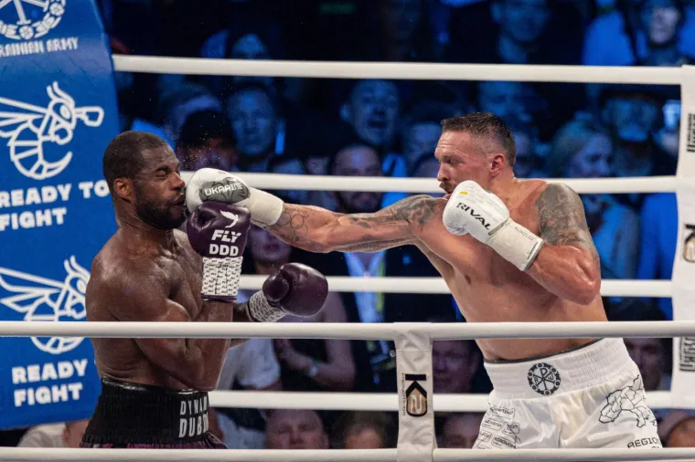 Puca vaga! Usyk nikad nije bio teži, pogledajte kako izgleda pored Engleza