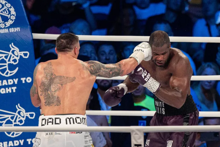 Puca vaga! Usyk nikad nije bio teži, pogledajte kako izgleda pored Engleza