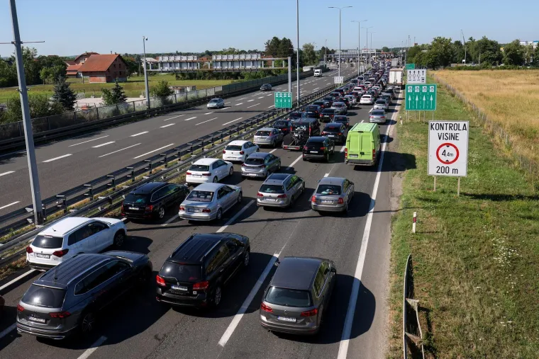Od ovih scena svi zaziru: Krkljanac u smjeru mora, stvaraju se kilometarske kolone