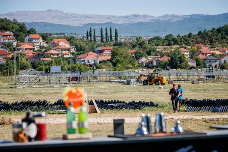 Sinj se priprema za Thompsona: Pogledajte kako izgleda dalmatinski Hipodrom