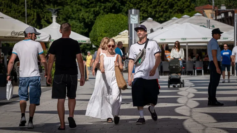 Fatalna bajkerica u mrežastim čarapama i visokim petama pokorila špicu