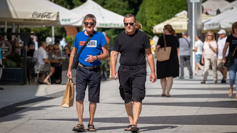 Fatalna bajkerica u mrežastim čarapama i visokim petama pokorila špicu