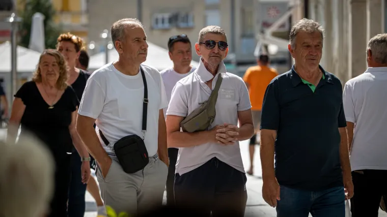 Fatalna bajkerica u mrežastim čarapama i visokim petama pokorila špicu