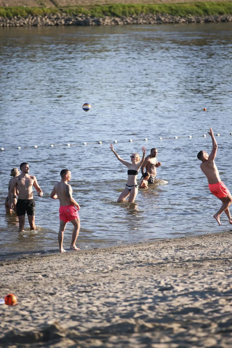 Osječani i Osječanke rashladili se kupanjem na Dravi: Ljepotice u kupaćem podigle temperaturu