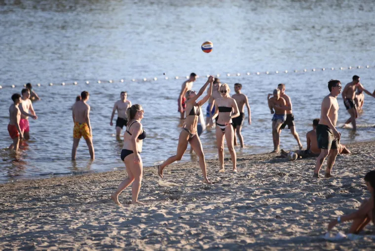 Osječani i Osječanke rashladili se kupanjem na Dravi: Ljepotice u kupaćem podigle temperaturu