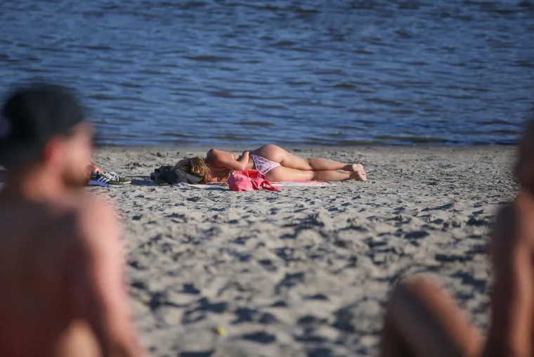 Osječani i Osječanke rashladili se kupanjem na Dravi: Ljepotice u kupaćem podigle temperaturu