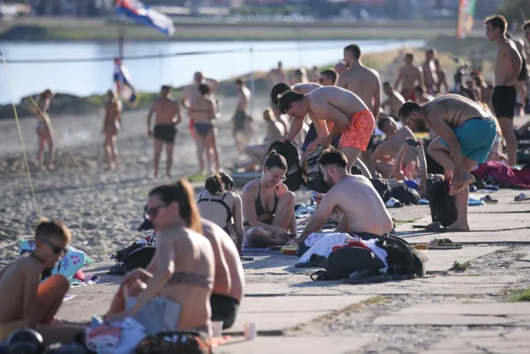 Osječani i Osječanke rashladili se kupanjem na Dravi: Ljepotice u kupaćem podigle temperaturu