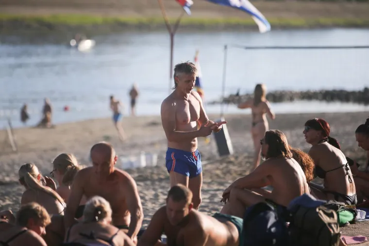 Osječani i Osječanke rashladili se kupanjem na Dravi: Ljepotice u kupaćem podigle temperaturu