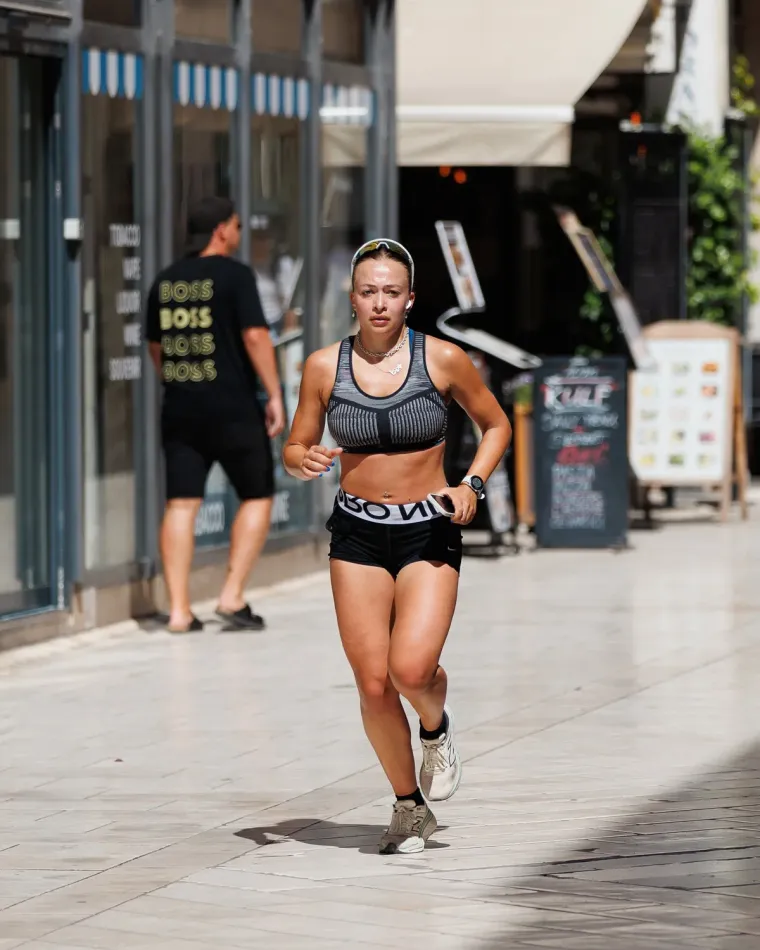Dok su mnogi &scaron;etali, ona je trčala: Ba&scaron; svi su gledali u ovu atraktivnu sporta&scaron;icu