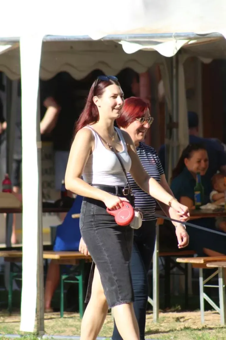 Ona zna kako privući pažnju: Crvenokosa dama ukrala show na Marini Prelog