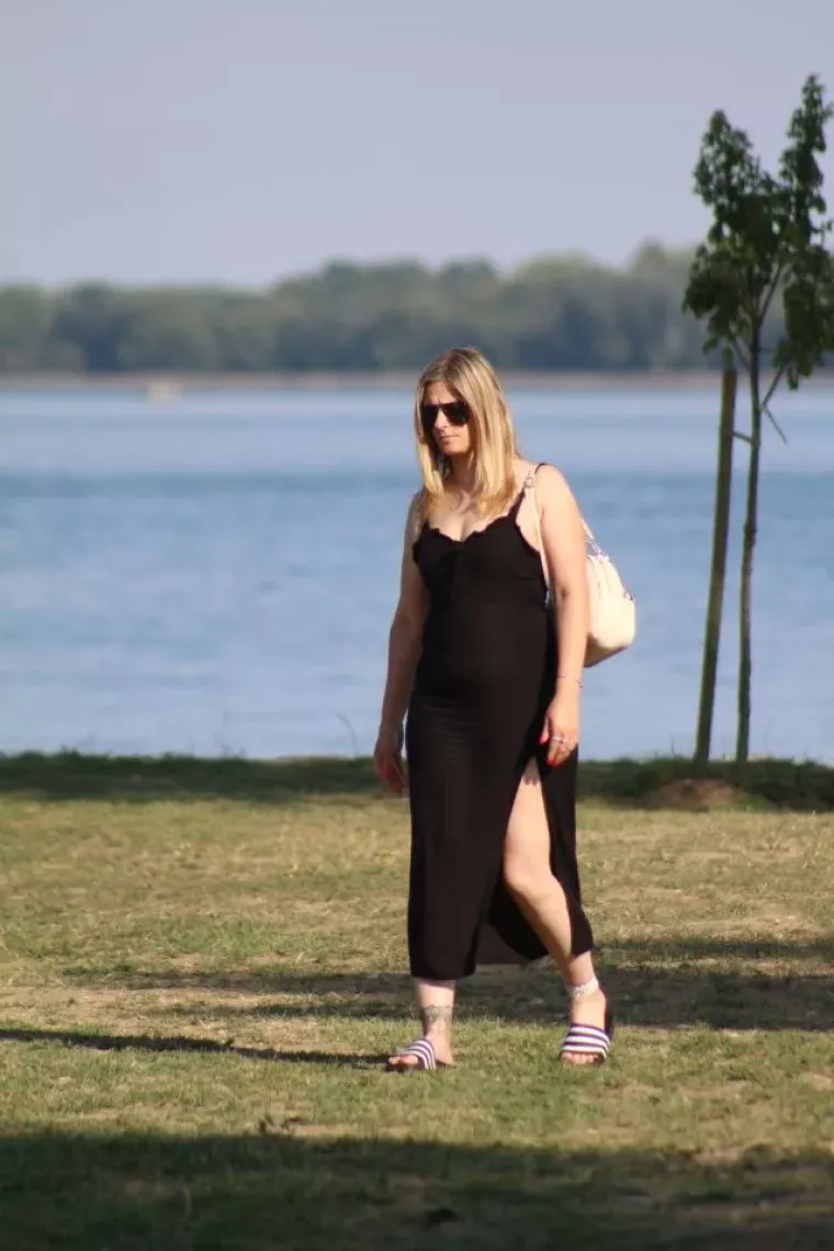 Ona zna kako privući pažnju: Crvenokosa dama ukrala show na Marini Prelog