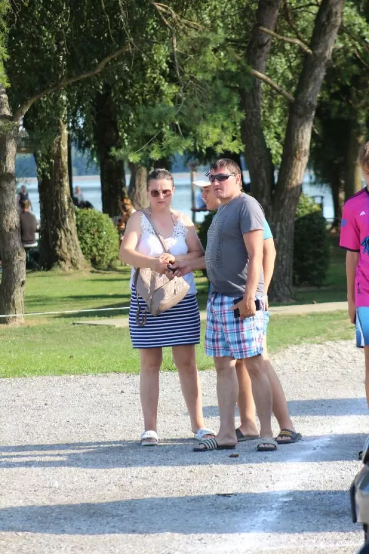 Ona zna kako privući pažnju: Crvenokosa dama ukrala show na Marini Prelog