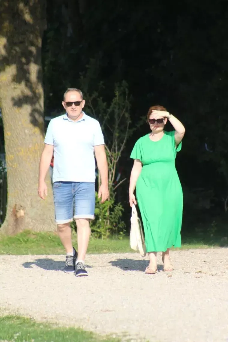Ona zna kako privući pažnju: Crvenokosa dama ukrala show na Marini Prelog