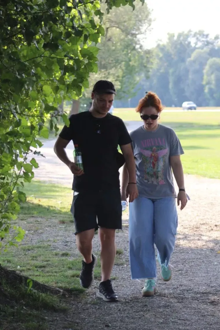 Ona zna kako privući pažnju: Crvenokosa dama ukrala show na Marini Prelog